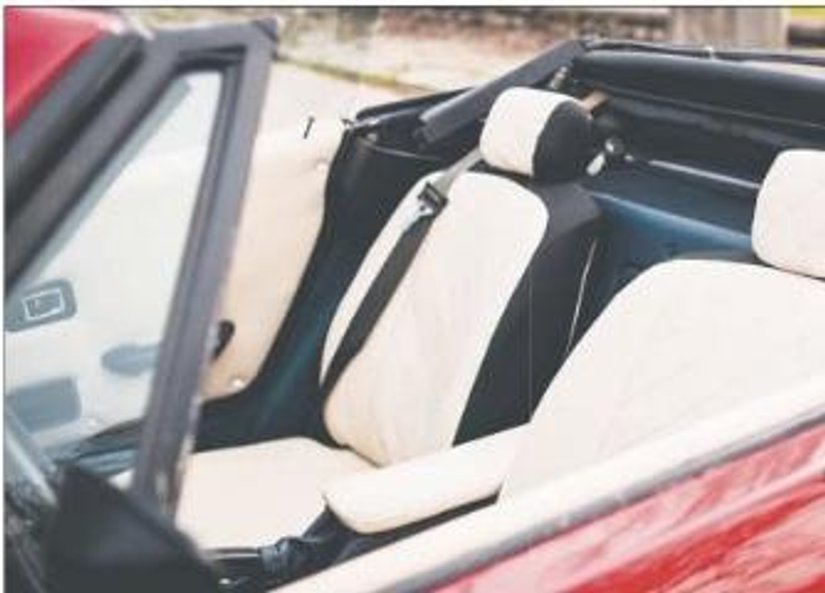 Tapicerka utrzymana w jasnych kolorach tonuje raczej toporną deskę rozdzielczą. To dwuosobowe auto z