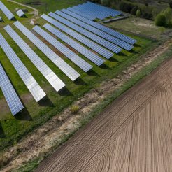 Agrowoltaika, mimo że utrzymuje funkcję rolniczą, traktowana jest obecnie jak standardowa inwestycja