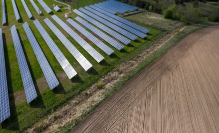 Agrowoltaika, mimo że utrzymuje funkcję rolniczą, traktowana jest obecnie jak standardowa inwestycja