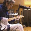 Eric Clapton cierpi na neuropatię obwodową i gra na gitarze w specjalnych rękawiczkach.
