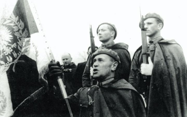 Płk Zygmunt Bohusz-Szyszko składa przysięgę na wierność sztandarowi Samodzielnej Brygady Strzelców P