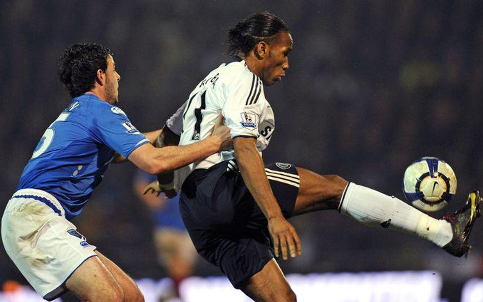 Didier Drogba (z prawej) w sobotę może dogonić lidera klasyfikacji strzelców Premiership Wayne'a Roo