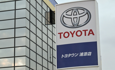 Kurs akcji Toyoty pnie się w górę, analitycy kapitulują