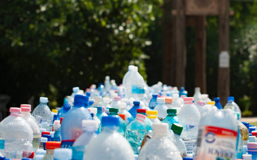 Francja wypowiada wojnę plastikowi. „Przebudowa gospodarki”