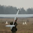 Polski żołnierz uruchamia bezzałogowy statek latający WB Electronics FlyEye