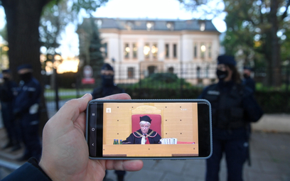 Prezes Trybunału Konstytucyjnego Julia Przyłębska (na ekranie smartfona) podczas jego obrad oglądany