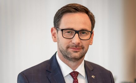 Orlen, którego prezesem jest Daniel Obajtek (z lewej), zdecydował się wznowić produkcję nawozów.