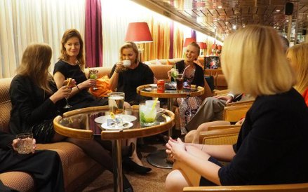 Przytulna kawiarnia z muzyką na żywo szybko stała się ulubionym miejscem spotkań uczestników rejsu.