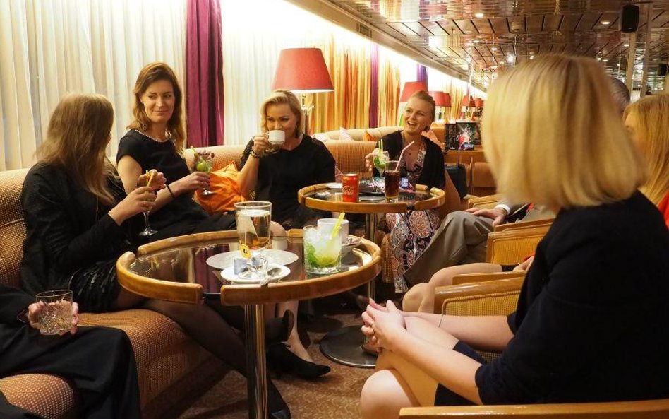 Przytulna kawiarnia z muzyką na żywo szybko stała się ulubionym miejscem spotkań uczestników rejsu.