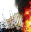 Siedziba premiera narażona jest m.in. na ataki demonstrantów. Na zdjęciu protest „S” w grudniu 2009 