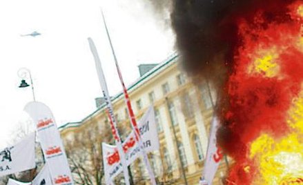 Siedziba premiera narażona jest m.in. na ataki demonstrantów. Na zdjęciu protest „S” w grudniu 2009 