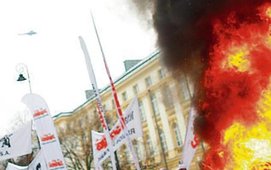 Siedziba premiera narażona jest m.in. na ataki demonstrantów. Na zdjęciu protest „S” w grudniu 2009 