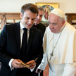 Prezydent Francji Emmanuel Macron przekazał papieżowi Franciszkowi książkę