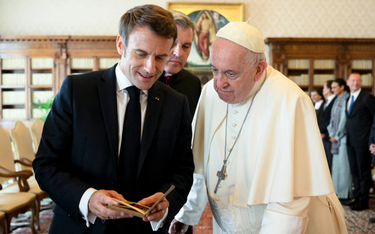 Prezydent Francji Emmanuel Macron przekazał papieżowi Franciszkowi książkę