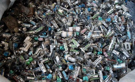 Szara strefa zarabia miliardy na recyklingu