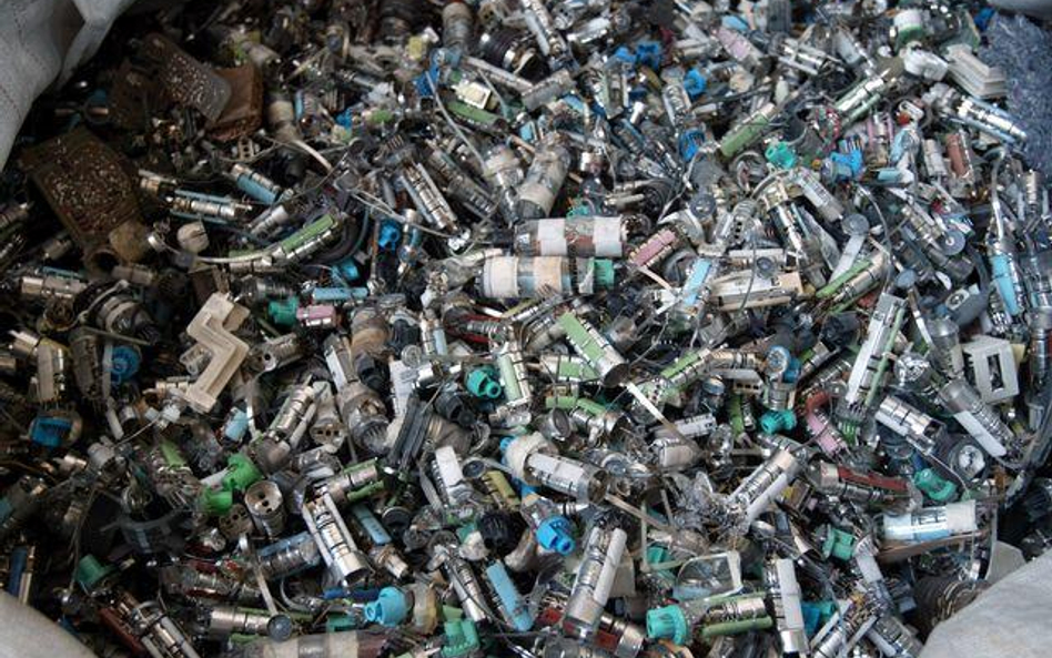 Szara strefa zarabia miliardy na recyklingu