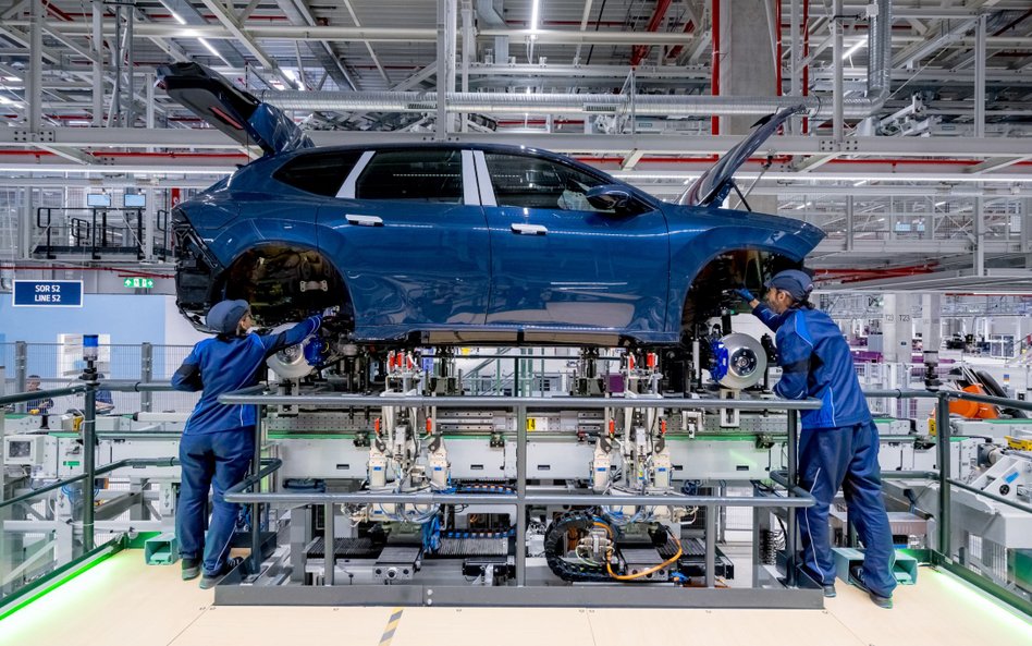 Mimo, że w fabryce BMW w Debreczynie pracuje niemal 1000 robotów część produkcji nie może się odbyć 