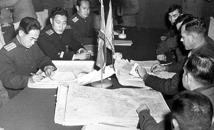 James Murray i Chang Chun San podczas rozmów o zawieszeniu broni - 11 października 1951 r..
