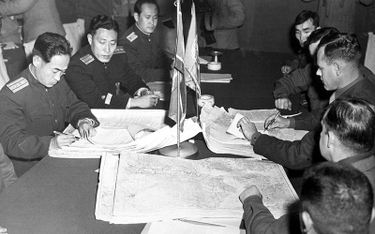 James Murray i Chang Chun San podczas rozmów o zawieszeniu broni - 11 października 1951 r..