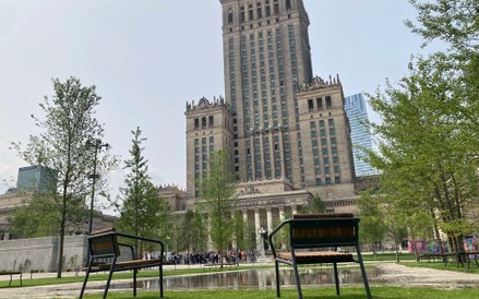 Warszawiacy mogą już korzystać z nowych ławek i siedzisk