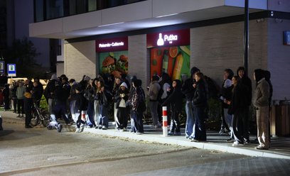 Tłum przed miejscem prowadzenia zbiórki przez Łatwoganga