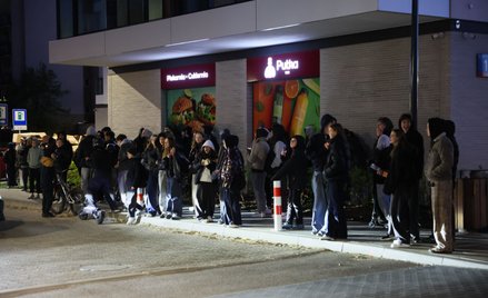 Tłum przed miejscem prowadzenia zbiórki przez Łatwoganga