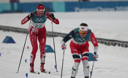 Justyna Kowalczyk (na drugim planie) zbliża się do mety sprintu