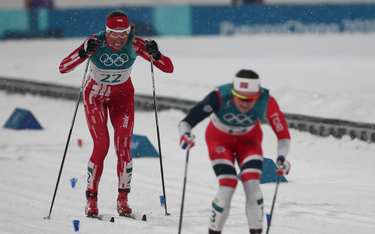 Justyna Kowalczyk (na drugim planie) zbliża się do mety sprintu