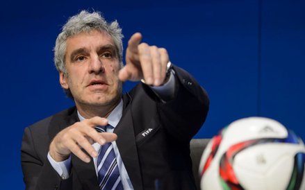 Rzecznik FIFA Walter De Gregorio podczas konferencji prasowej w głównej siedzicie federacji w Zurych