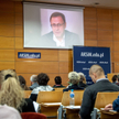 Pulmonolog Włodzimierz Bodnar (na ekranie) podczas sympozjum „Oblicza pandemii” w Akademii Kultury S