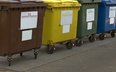 Gmina nie musi zapewniać odbioru śmieci spod posesji przez cały rok