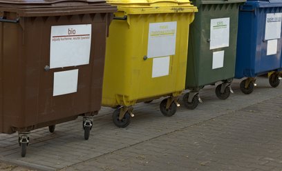 Gmina nie musi zapewniać odbioru śmieci spod posesji przez cały rok