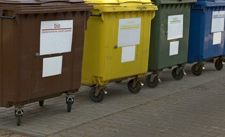 Gmina nie musi zapewniać odbioru śmieci spod posesji przez cały rok
