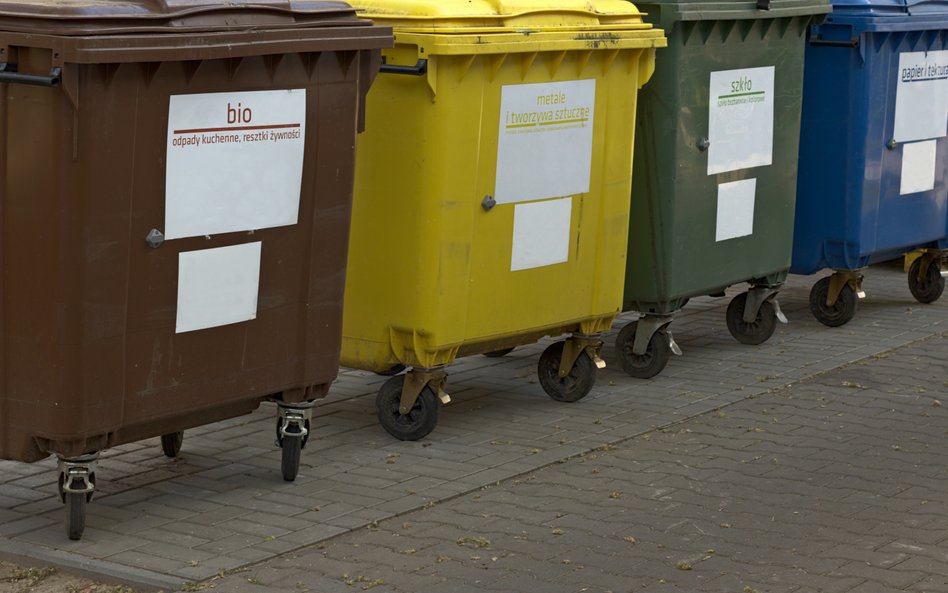 Gmina nie musi zapewniać odbioru śmieci spod posesji przez cały rok
