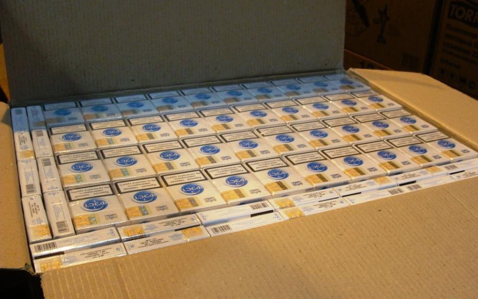 Przemyt niemal 240 tys. paczek papierosów wartych ok. 3 mln zł zatrzymali lubelscy celnicy.