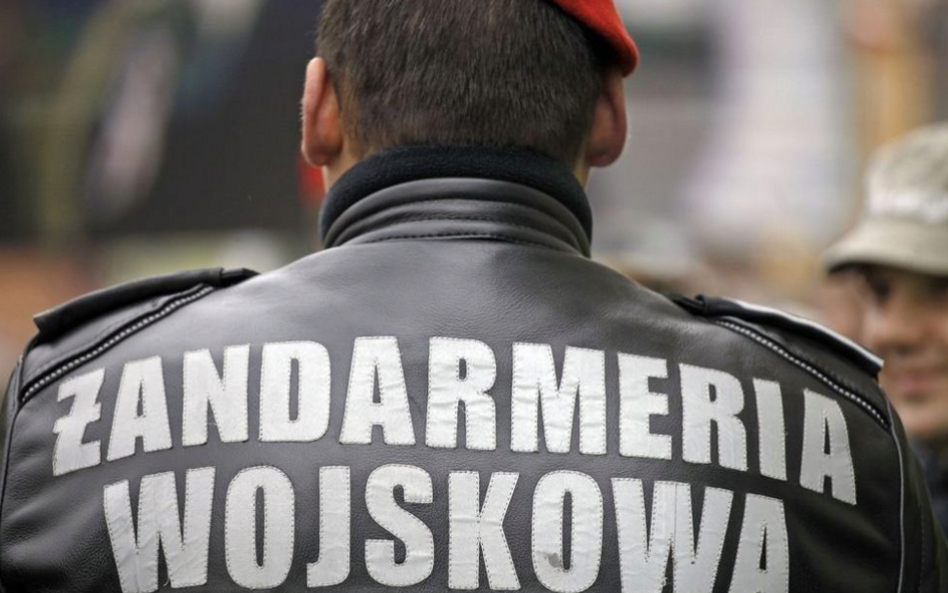 Żołnierz Żandarmerii Wojskowej sprawdzi kierowcę na drodze