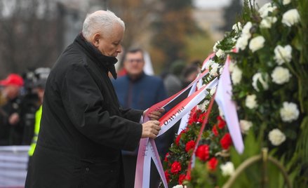 Prezes PiS Jarosław Kaczyński (C) składa kwiaty przed pomnikiem prezydenta Lecha Kaczyńskiego na pl.