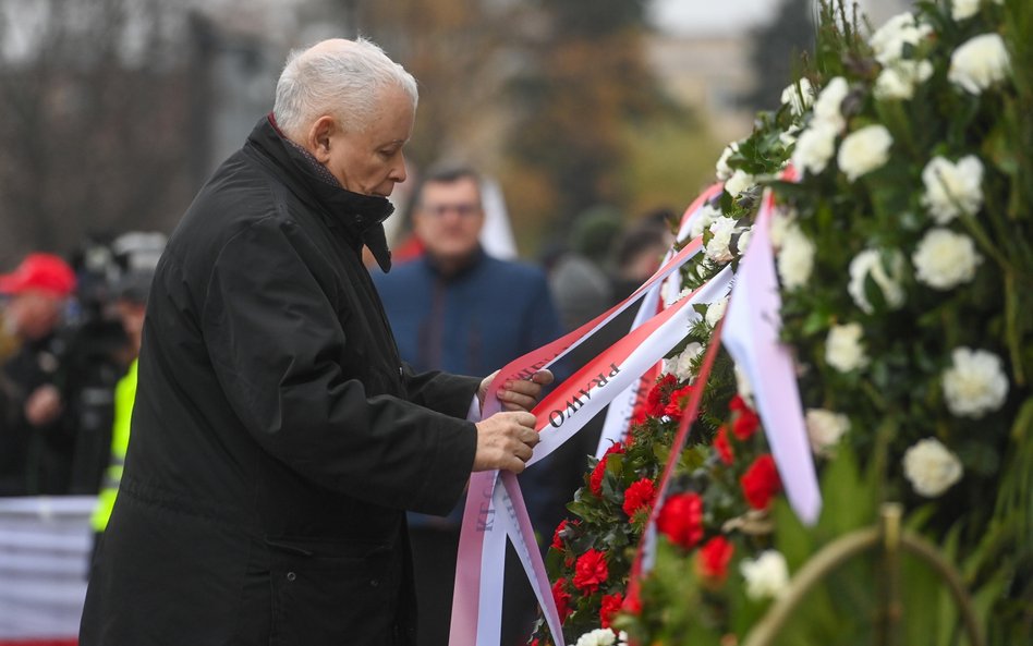 Prezes PiS Jarosław Kaczyński (C) składa kwiaty przed pomnikiem prezydenta Lecha Kaczyńskiego na pl.