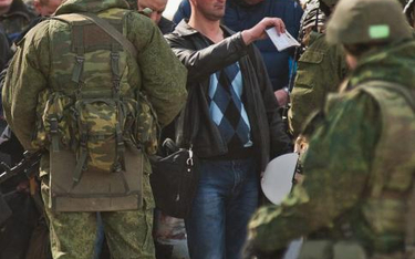 Ukraińscy żołnierze w cywilu opuszczali przejęty przez Rosjan sztab ukraińskiej marynarki wojennej w