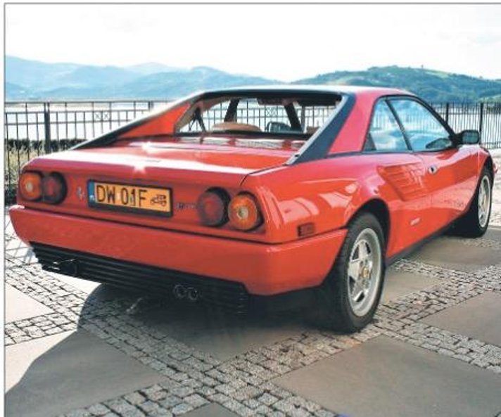 Silnik umieszczony jest centralnie tuż za tylnymi siedzeniami.