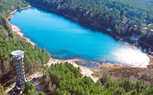 Wieża widokowa nad pokopalnianym jeziorem Felixsee. Autor biuro Geoparku Łuk Mużakowa