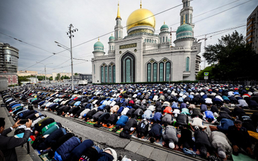 Muzułmanie modlący się przed meczetem w Moskwie