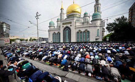 Muzułmanie modlący się przed meczetem w Moskwie