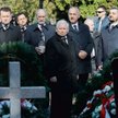 Jarosław Kaczyński z politykami PiS na zamkniętym dla innych Cmentarzu Powązkowskim, 10 kwietnia 202