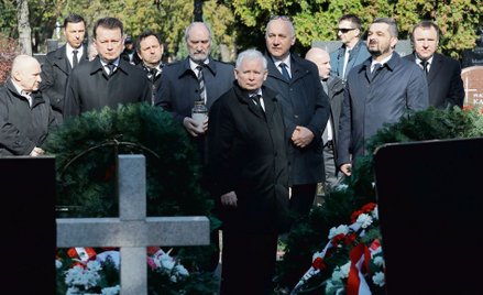 Jarosław Kaczyński z politykami PiS na zamkniętym dla innych Cmentarzu Powązkowskim, 10 kwietnia 202