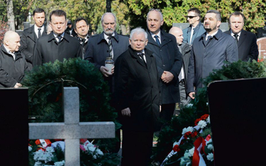 Jarosław Kaczyński z politykami PiS na zamkniętym dla innych Cmentarzu Powązkowskim, 10 kwietnia 202