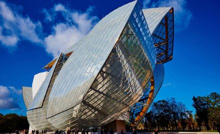 Budynek Fondation Louis Vuitton w Paryżu to dzieło Franka Gehry'ego, architekta, który ma na koncie 