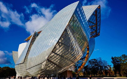 Budynek Fondation Louis Vuitton w Paryżu to dzieło Franka Gehry'ego, architekta, który ma na koncie 