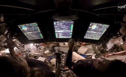 Ciasne wnętrze kapsuły Orion zbliżającej się do Księżyca