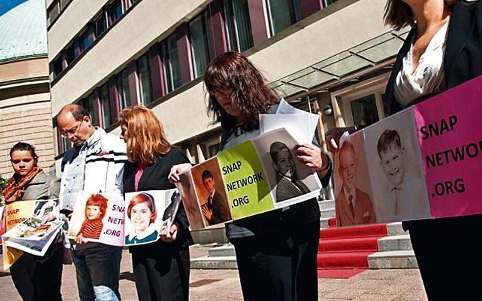 Wykorzystywani przez księży protestują przeciw wizycie papieża